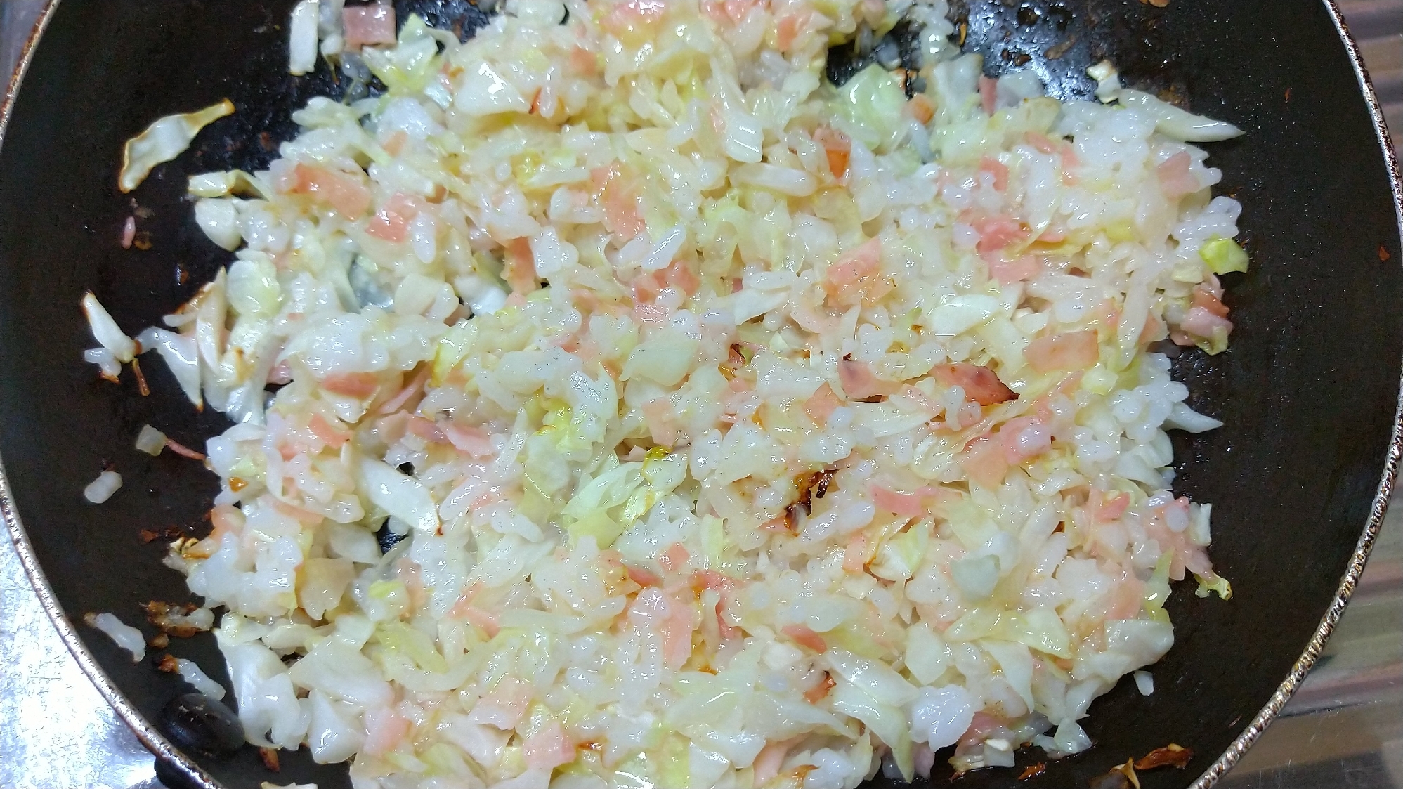 ベーコンとキャベツ のドレッシングご飯 炒め