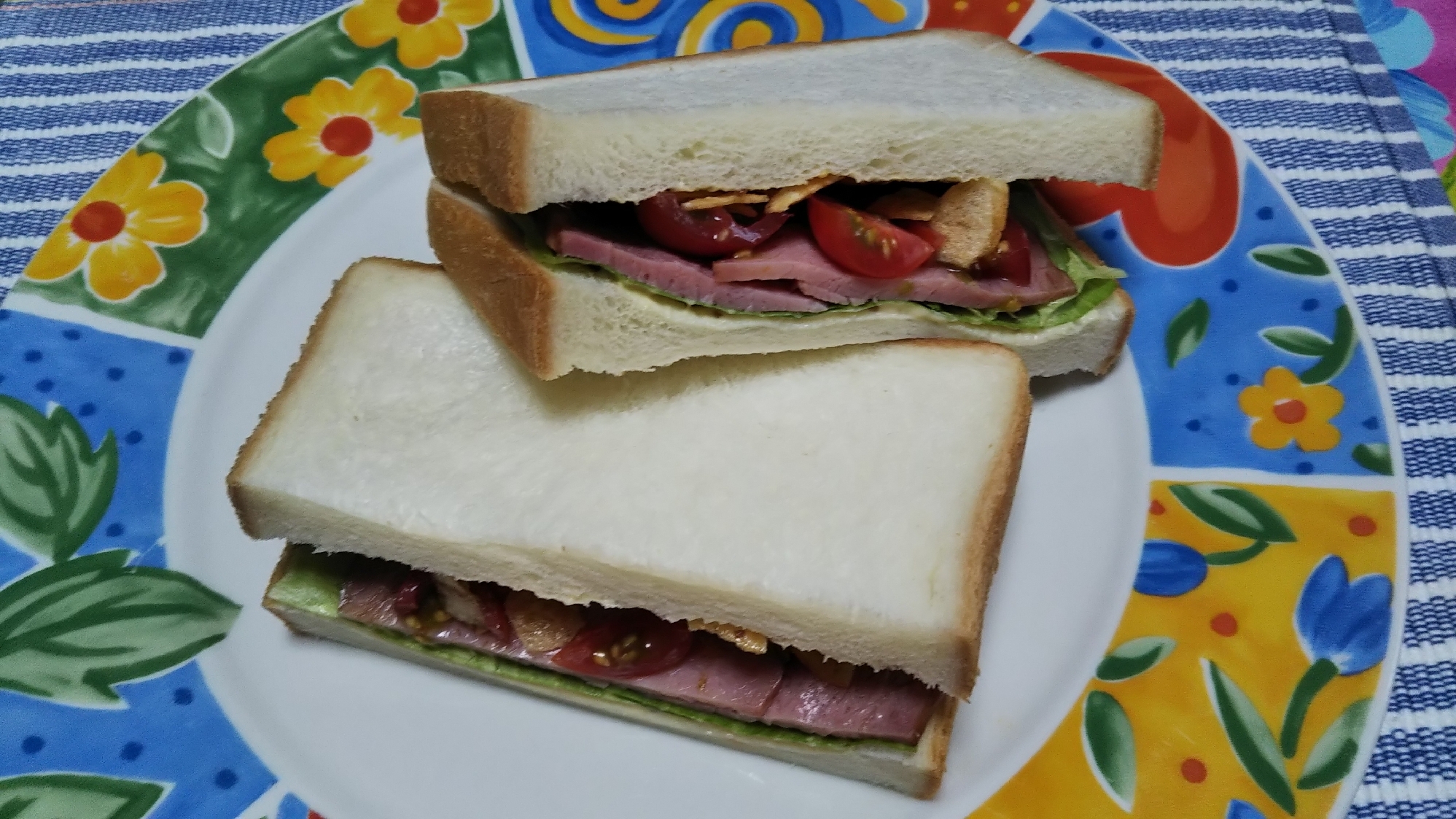 焼豚とポテトチップとトマトとレタスのサンドイッチ☆