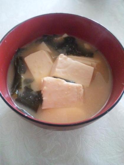 豆腐とわかめのみそ汁です。いつものみそ汁が簡単に美味しくなりました♪母にも教えま