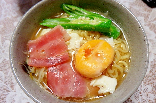 オクラと卵の即席ラーメン