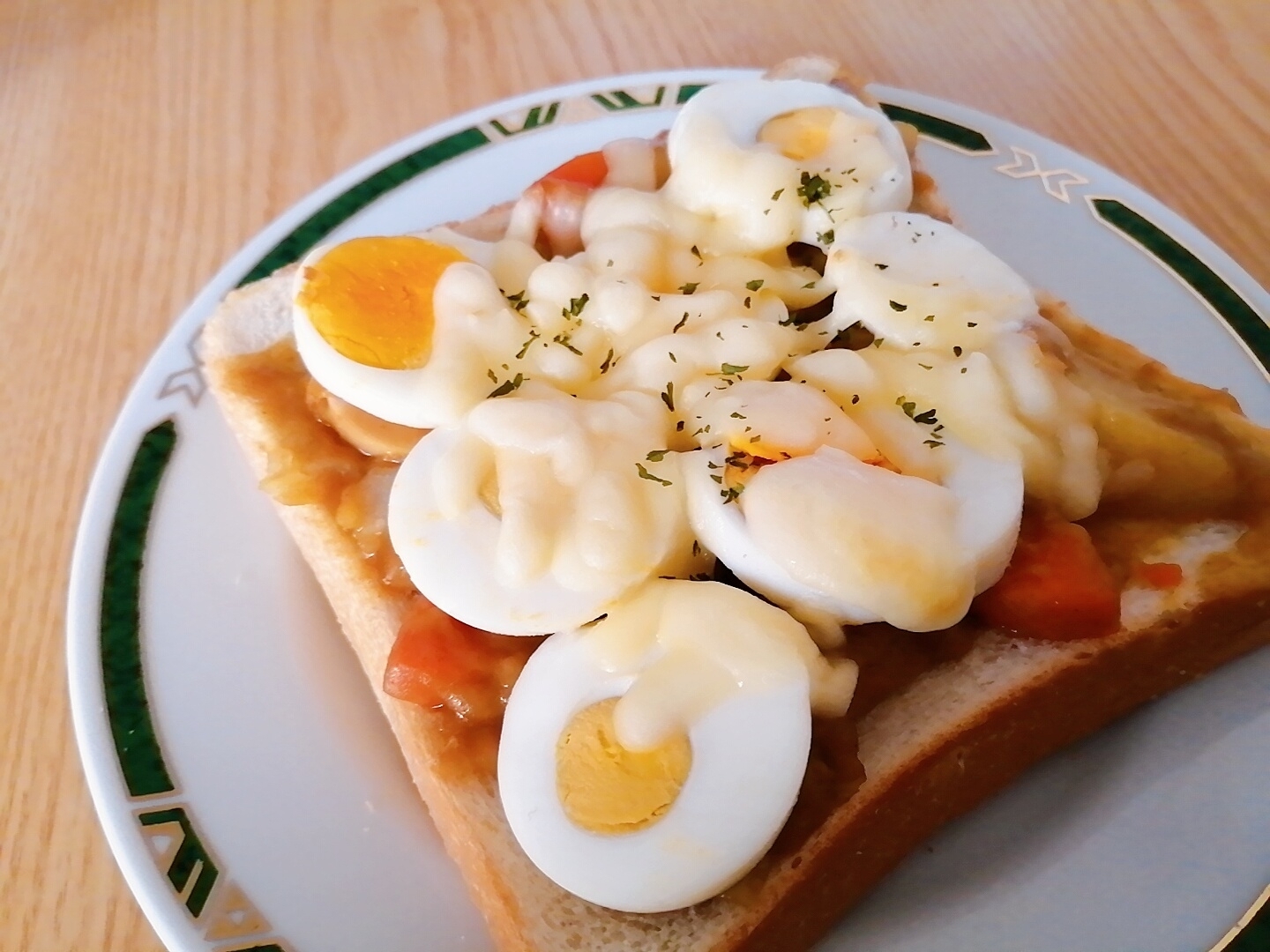 カレーと茹で卵とチーズのトースト