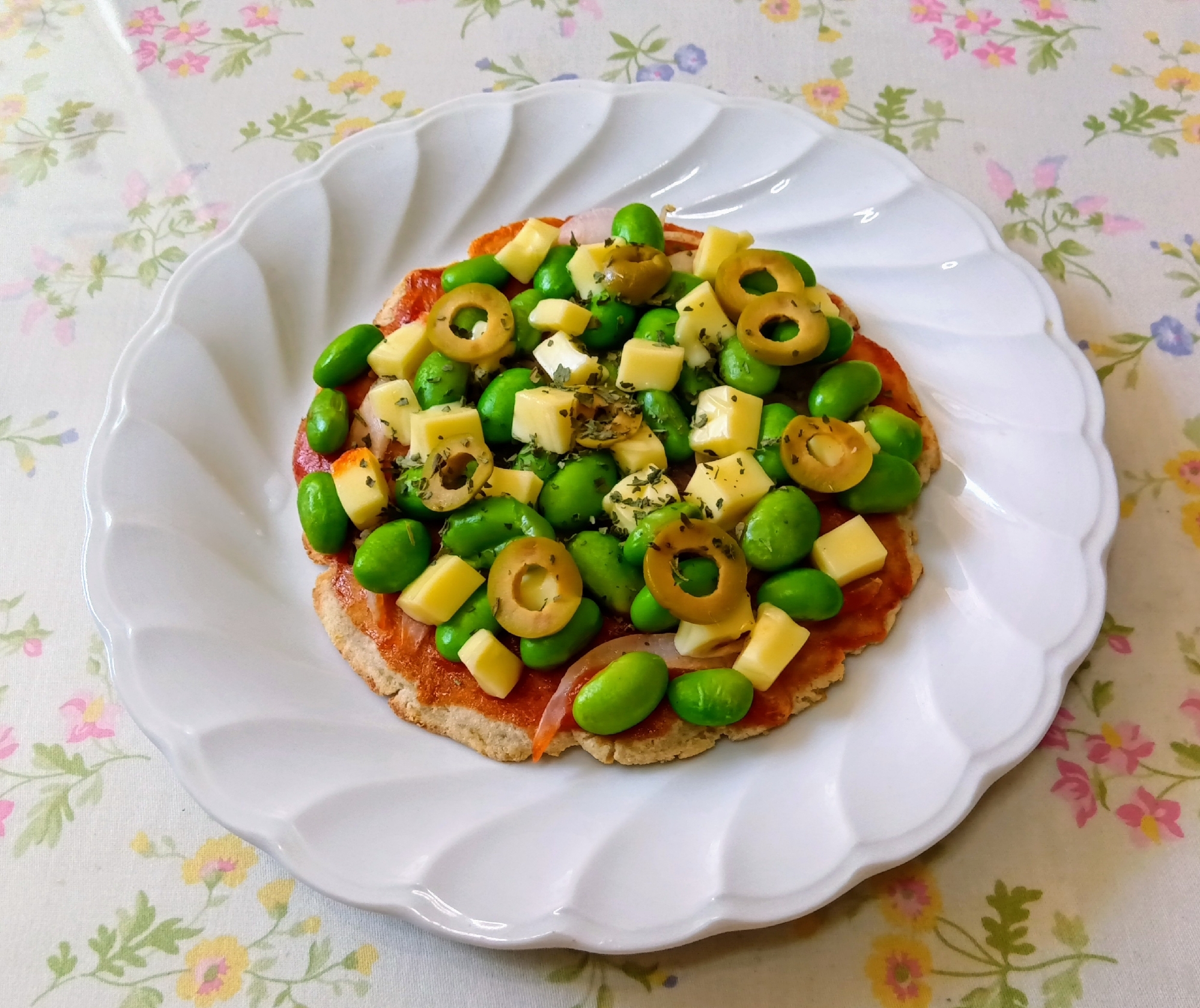 枝豆とチーズのポテそばピザ