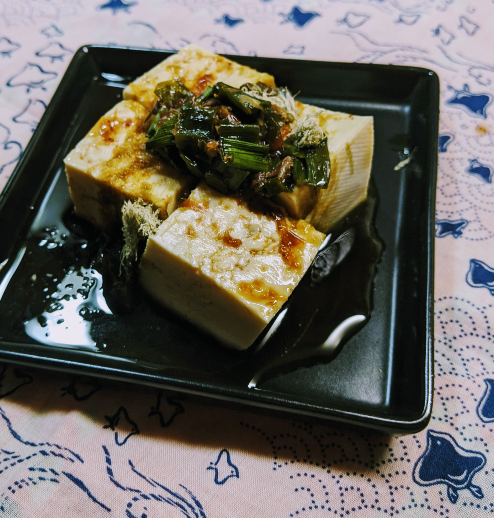 わけぎとおかか和えのタレを豆腐にかける