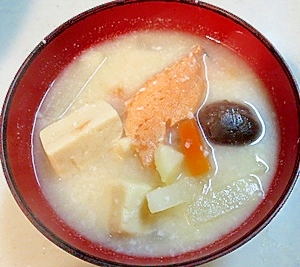 大豆パワーでヘルシー！凍り豆腐入り粕汁