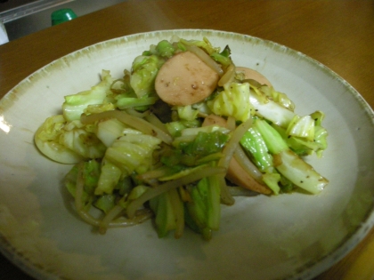 魚肉ソーセージとキャベツのナンプラ-炒め