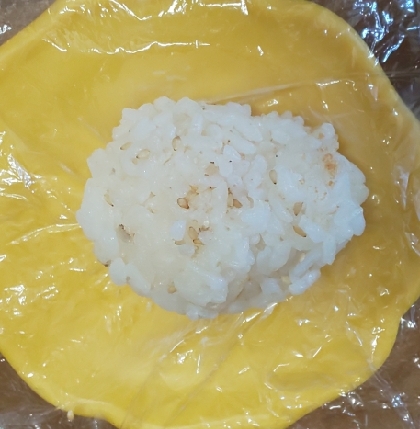 白すりごまとおかかのおにぎり