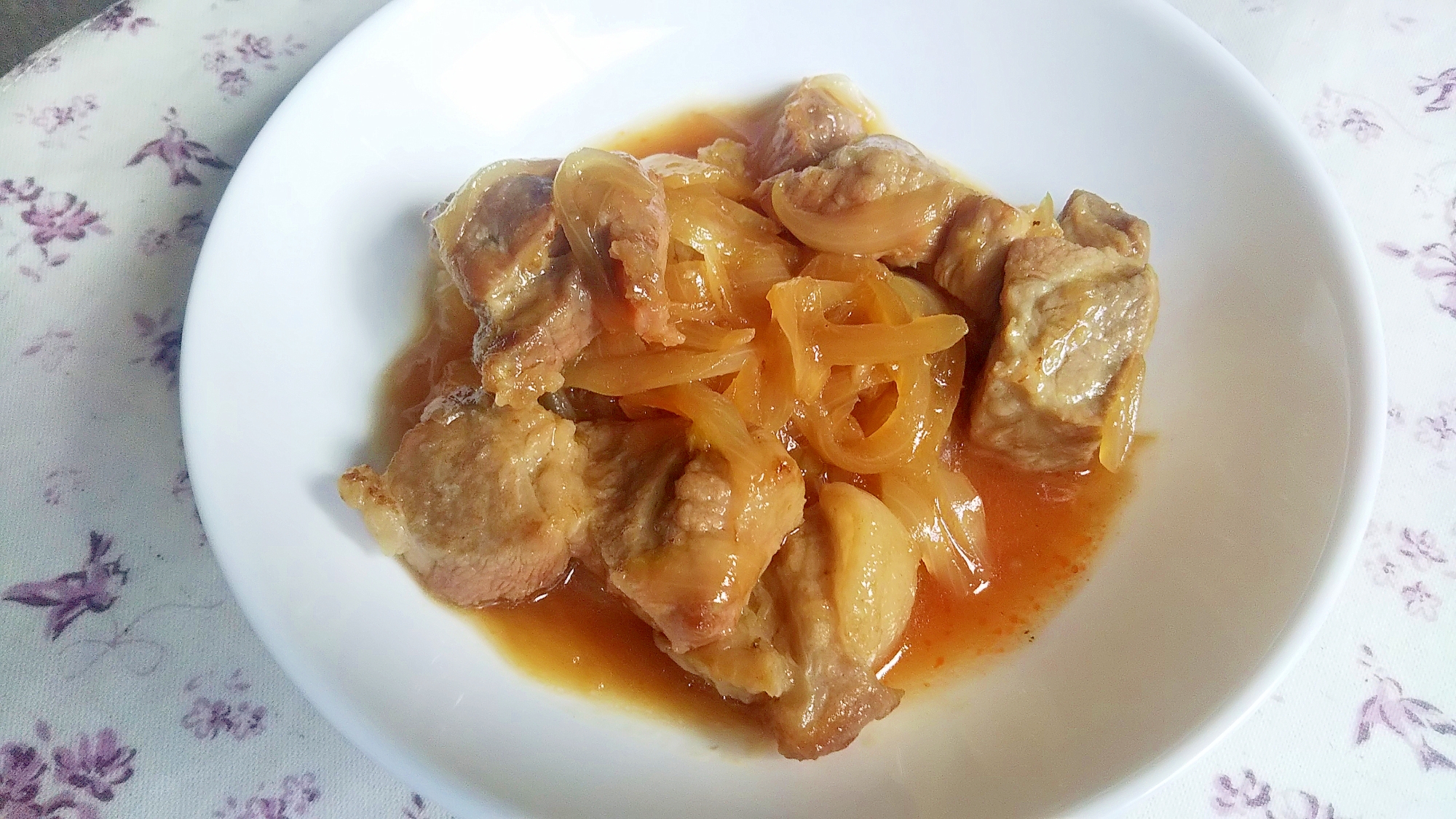 簡単一品!豚肩ロースと玉ねぎのとろとろ甘辛煮