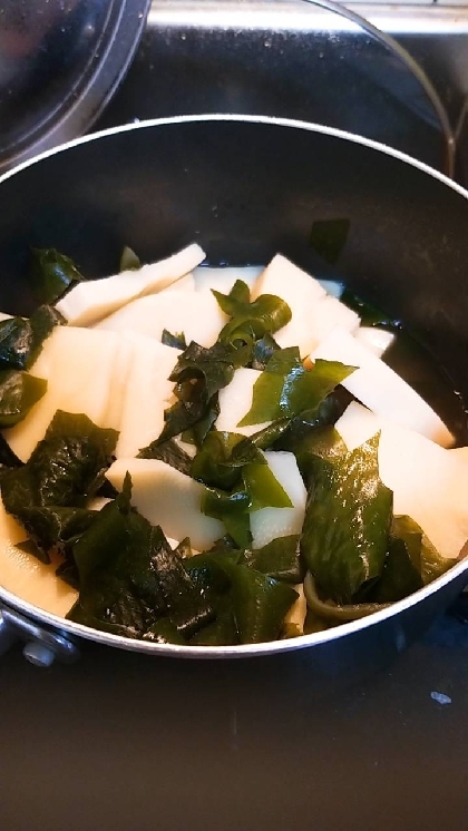いつも筍を醤油系で煮てたのですが、新ワカメがあったので若竹煮に挑戦！私はつゆと砂糖も追加で加えました。