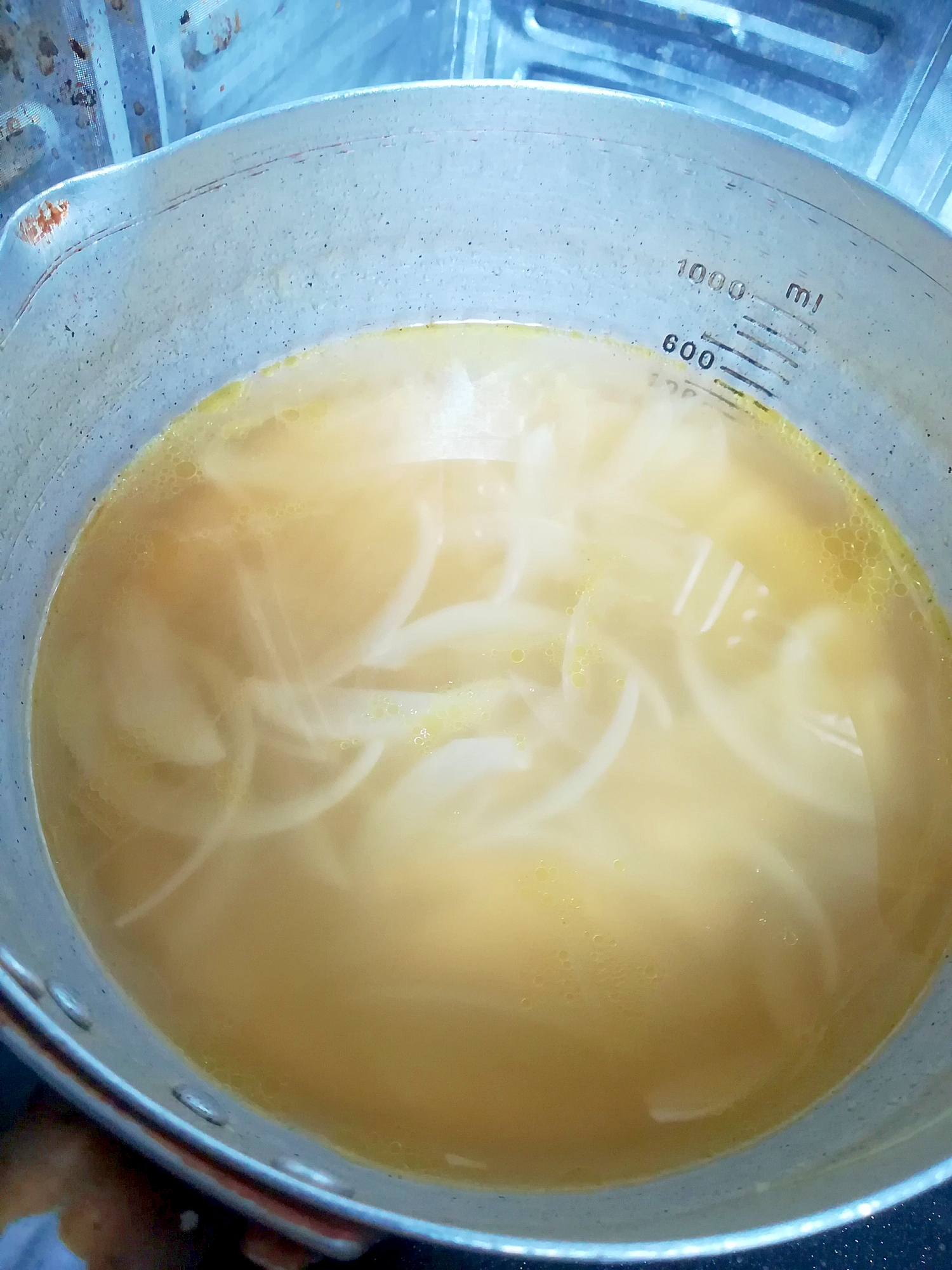 玉ねぎの冷たいコンソメスープ