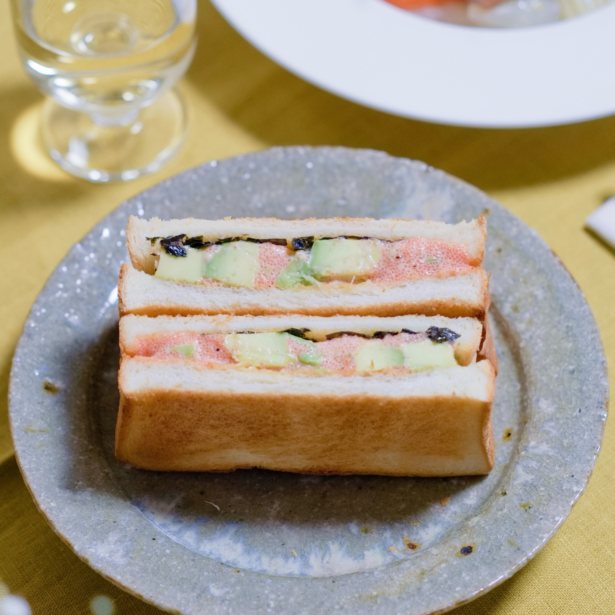 明太子、アボカド、焼きのりのサンドイッチ