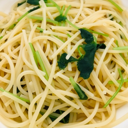 三つ葉、きゅうり、大根おろしのパスタサラダ