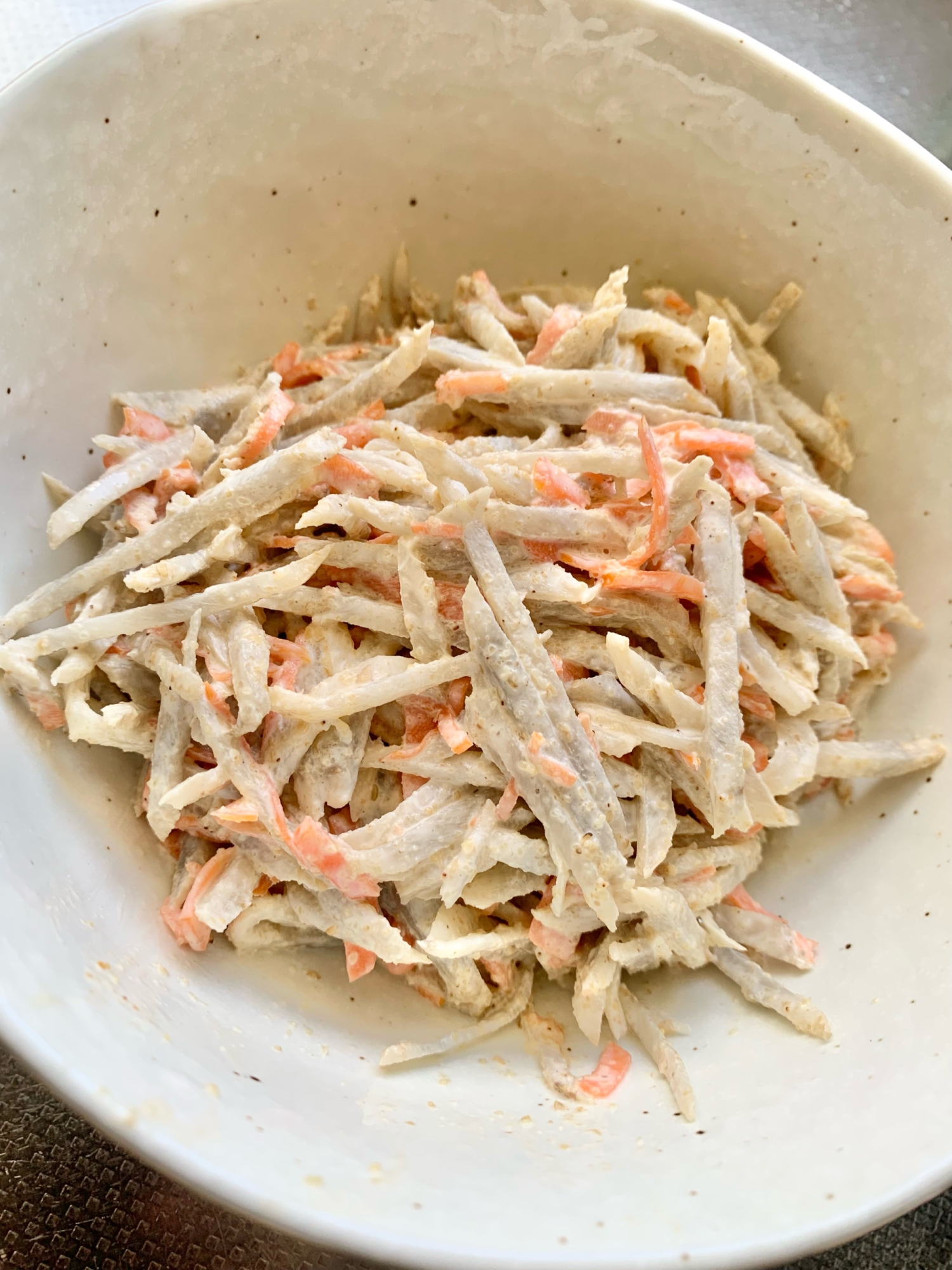 白だしで作るごぼうサラダ