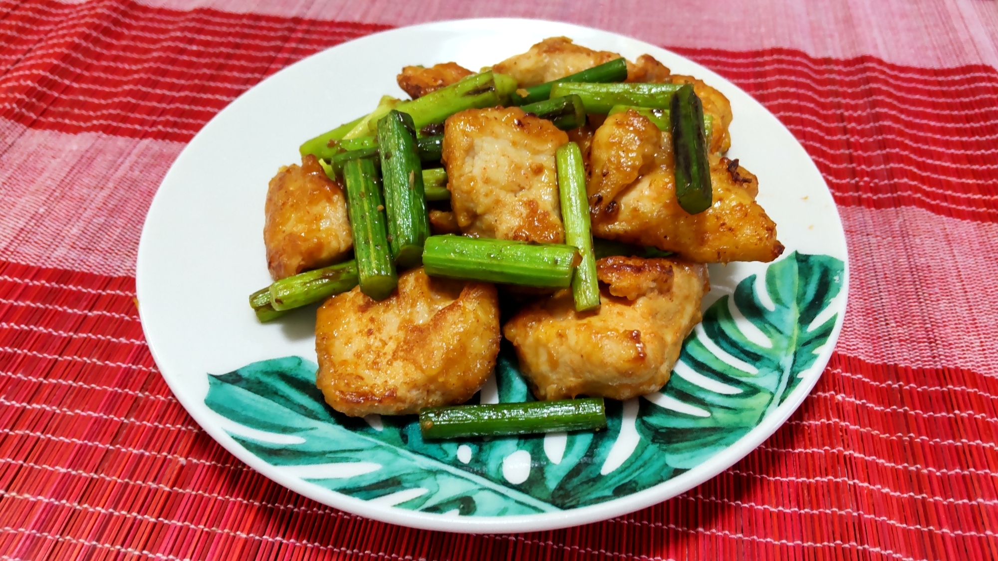 簡単！鶏むね肉とにんにくの芽のコチュジャン炒め〜