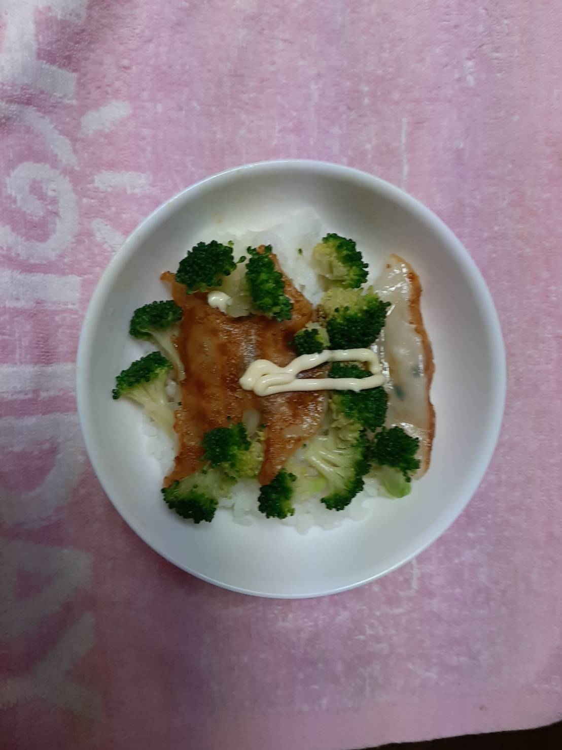 ブロッコリーのせた焼き餃子丼