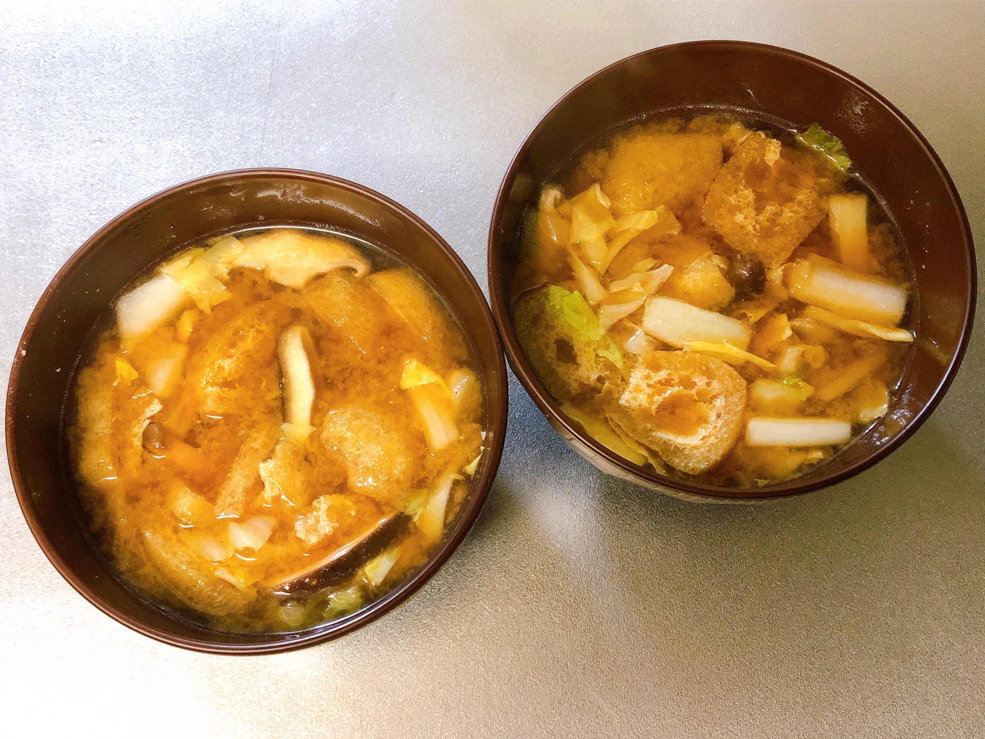 しいたけ、油揚げ、白菜の味噌汁