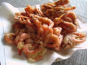 こんばんは(*´ω｀)　今夜のおつまみにサクッと美味しいえびのから揚げができました♡　片栗粉を少し混ぜるだけで香ばしさ倍増になりました＾＾*
