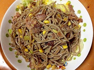 豚とアボカドとコーンの炒め蕎麦