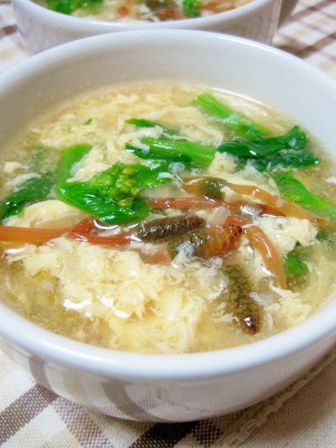 白い器に盛り付けられたつくしと菜の花の卵スープ
