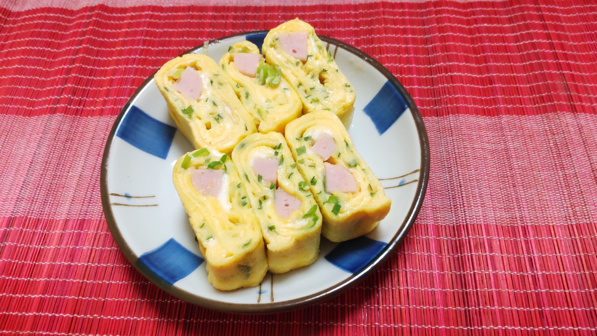 お弁当レシピ♪魚肉ソーセージとネギ入り卵焼き〜