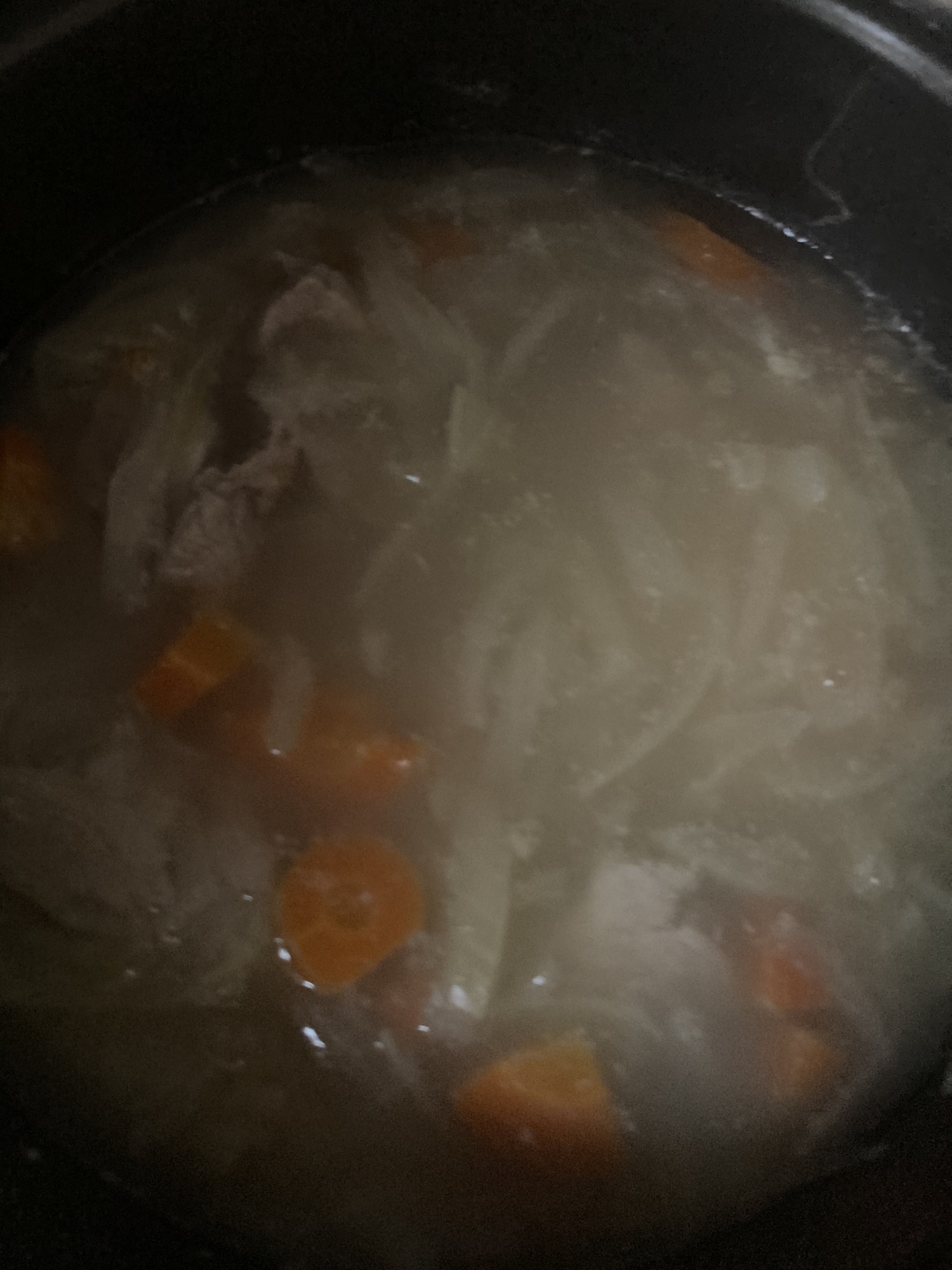 玉ねぎ人参豚肉の塩麹スープ
