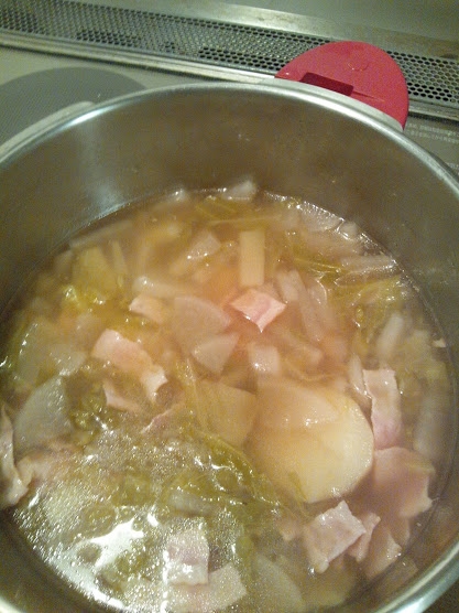 圧力鍋でキャベツと大根+ベーコンのコンソメスープ