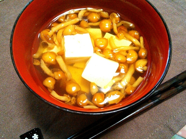 ちゅるりん!豆腐となめこのお吸い物♡
