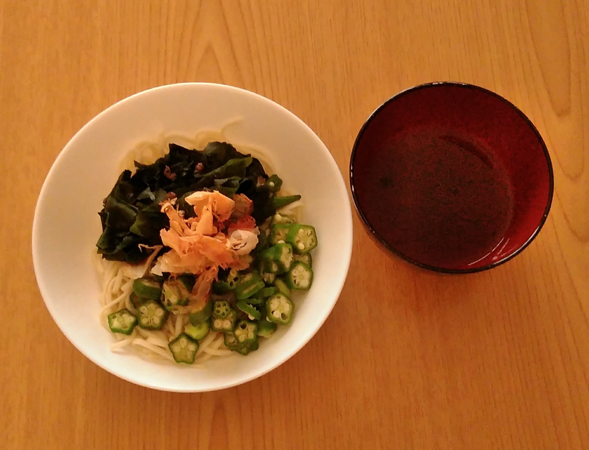 わかめとオクラと鰹節の冷やしうどん