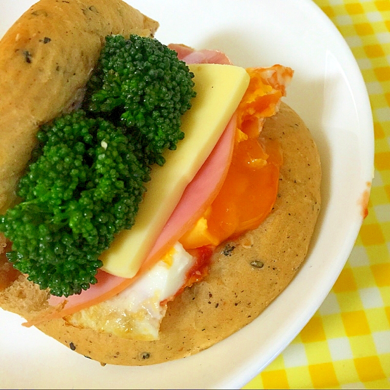 目玉焼きとハムとチーズのサンドイッチ☆