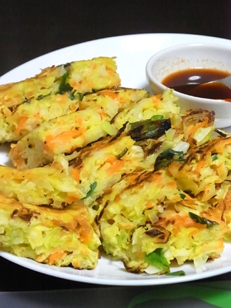 白色の皿に盛られたキャベツ入り野菜チヂミ