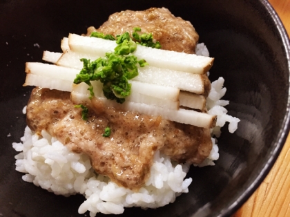 いつもは醤油を混ぜるのですが、いつもと違う食べ方をしたくて作ってみました。味噌の風味がヤマイモの甘みを引き立ててくれ、とてもおいしかったです*\(^o^)/*