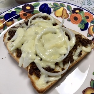 こんにちは。
玉ねぎトッピングしました。
残ったドライカレーが、美味しいカレーパンになりました。
朝食にぴったりですね。ご馳走さまでした。