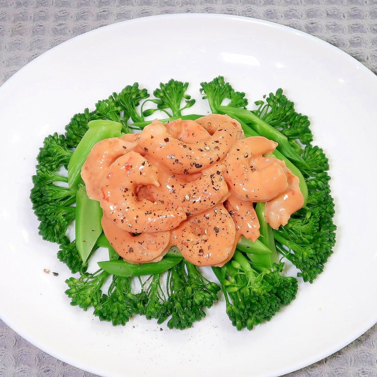 茎ブロッコリーと茹でエビのオーロラソース・サラダ