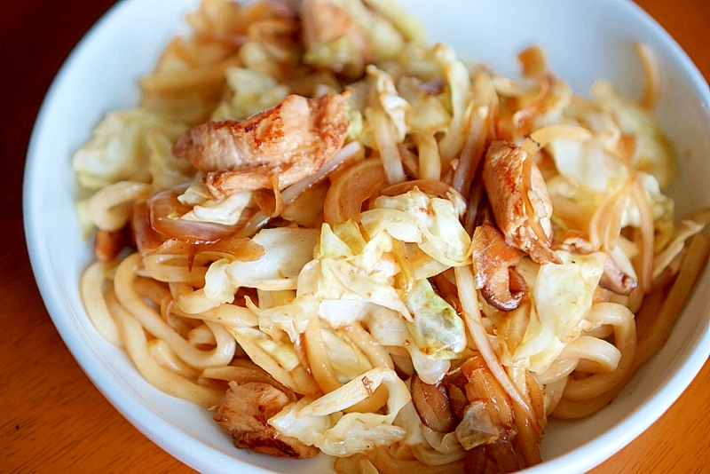 「鶏ちゃん風」味噌漬け鶏肉と野菜の焼きうどん