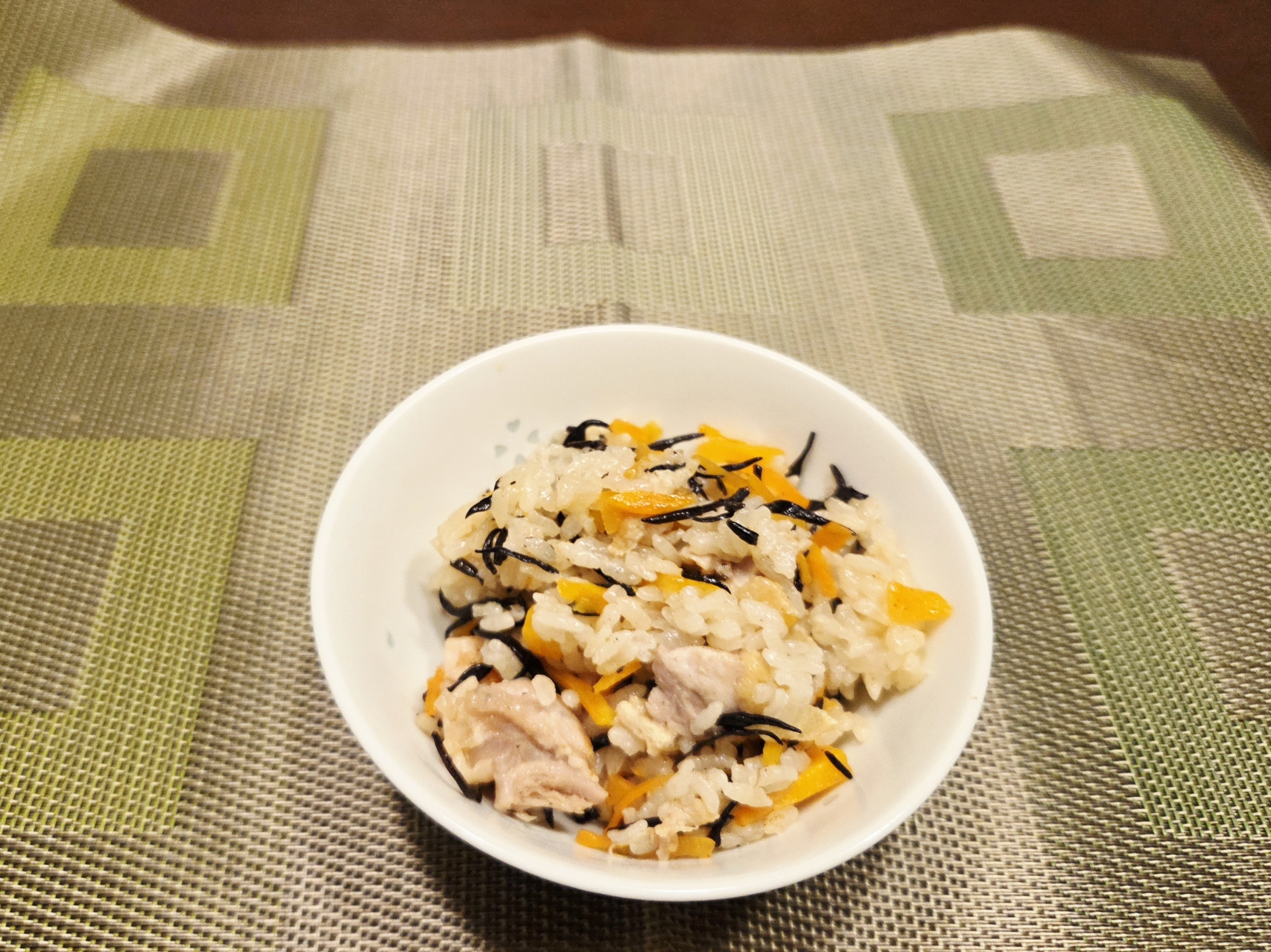 鶏もも肉と ひじきの 炊き込みご飯