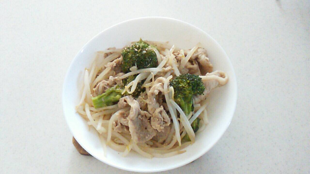 ブロッコリーと豚肉もやし焼きそば