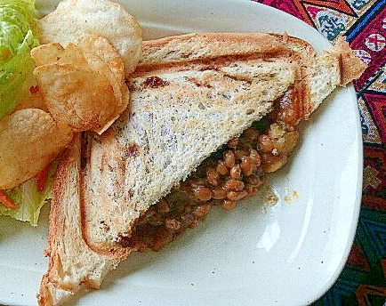 まろやかカレー納豆のホットサンド