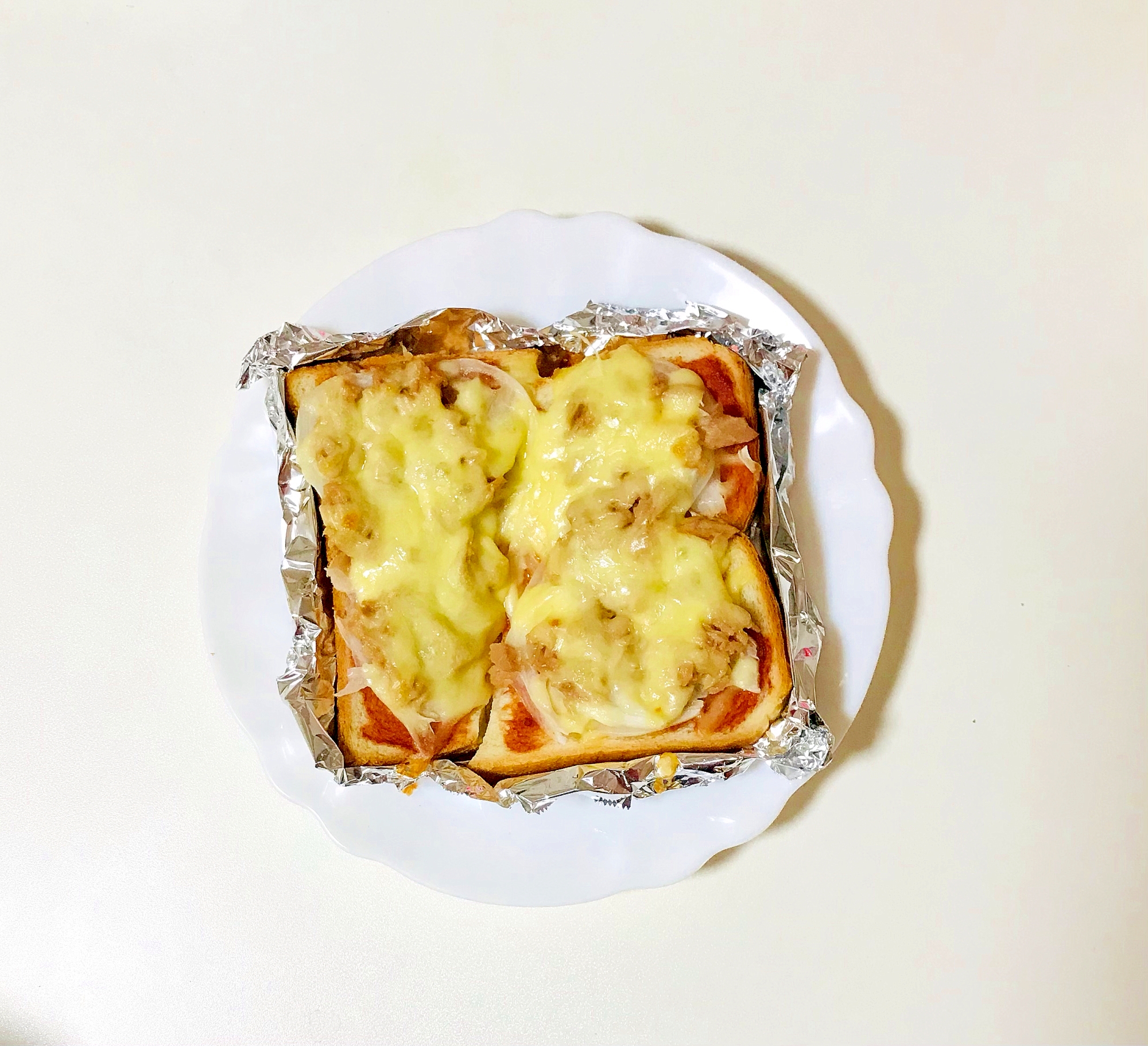 玉ねぎとツナのチーズトースト