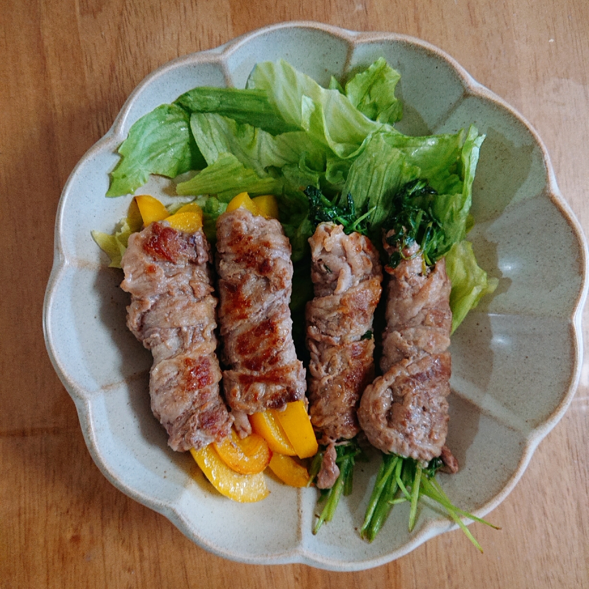 豆苗とパプリカの肉巻き