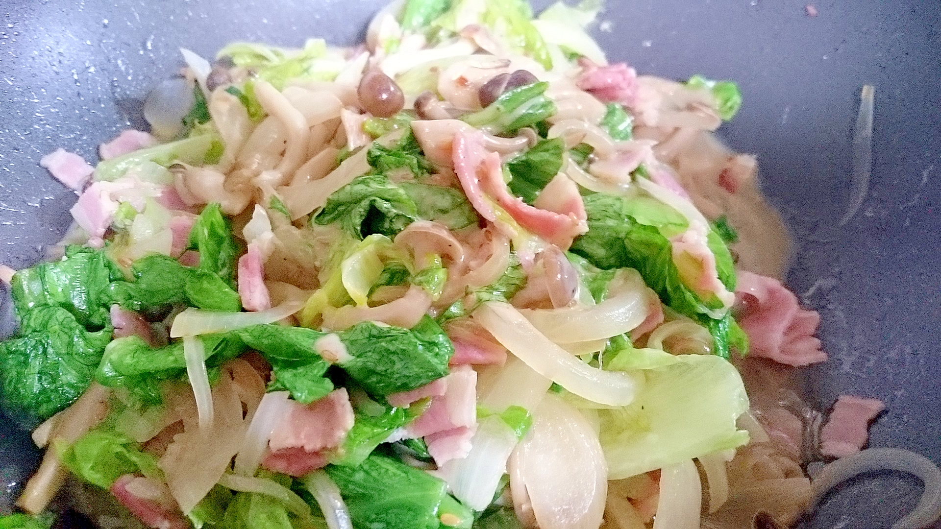 冬に嬉しい。しめじとベーコンレタス温サラダ!