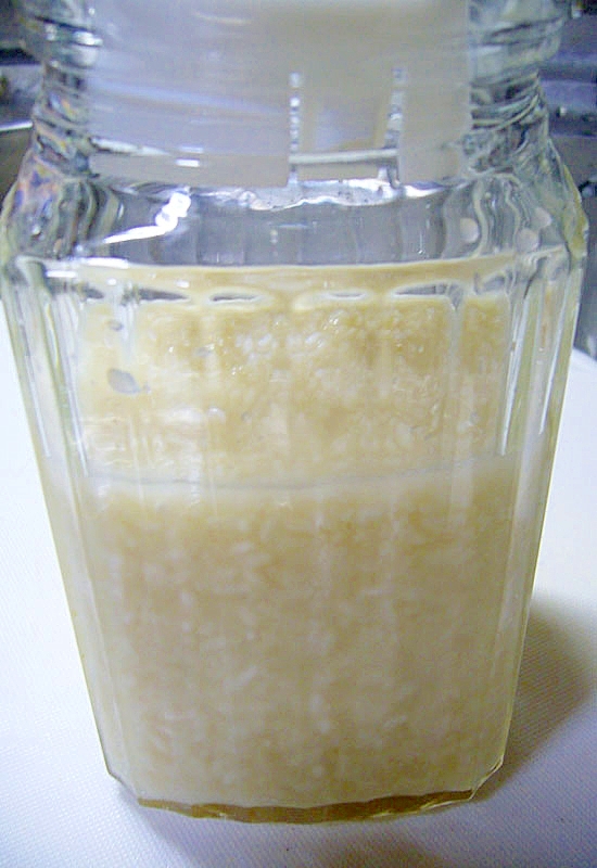 保存容器に入った炊飯器で作る甘酒