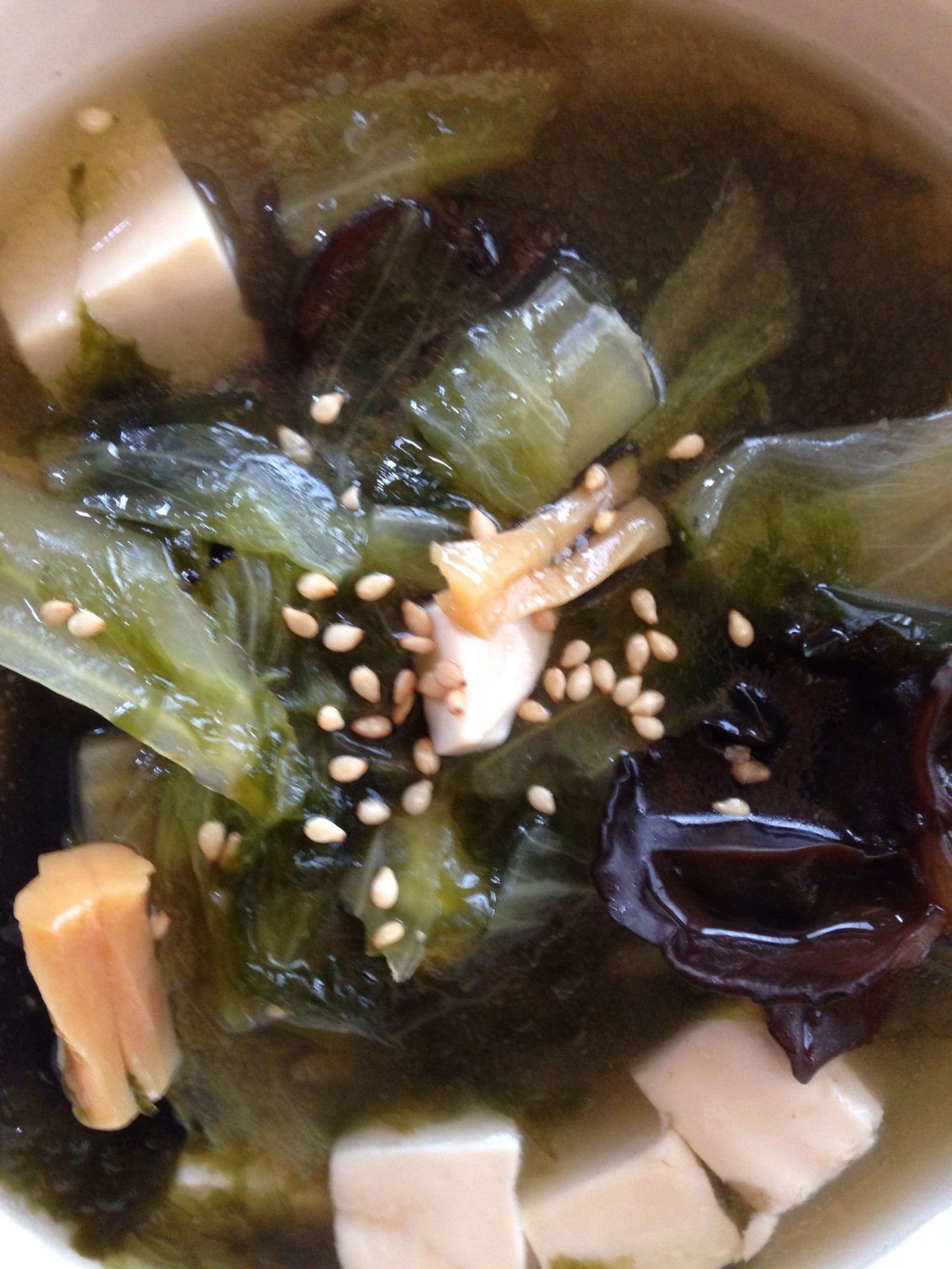 キクラゲとレタスとわかめと豆腐と干し貝柱のスープ