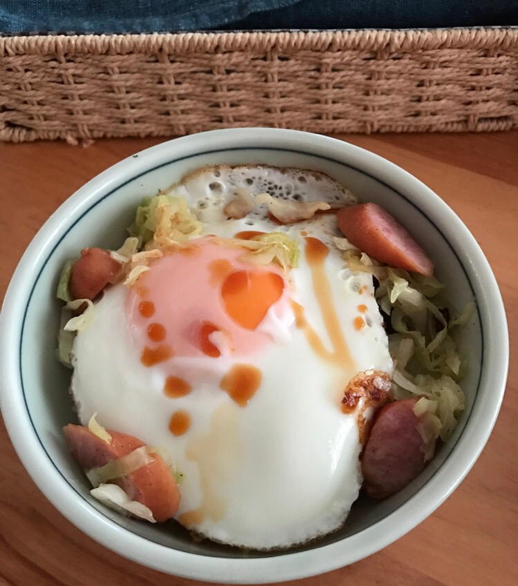 ウインナーとキャベツ炒めの目玉焼き丼