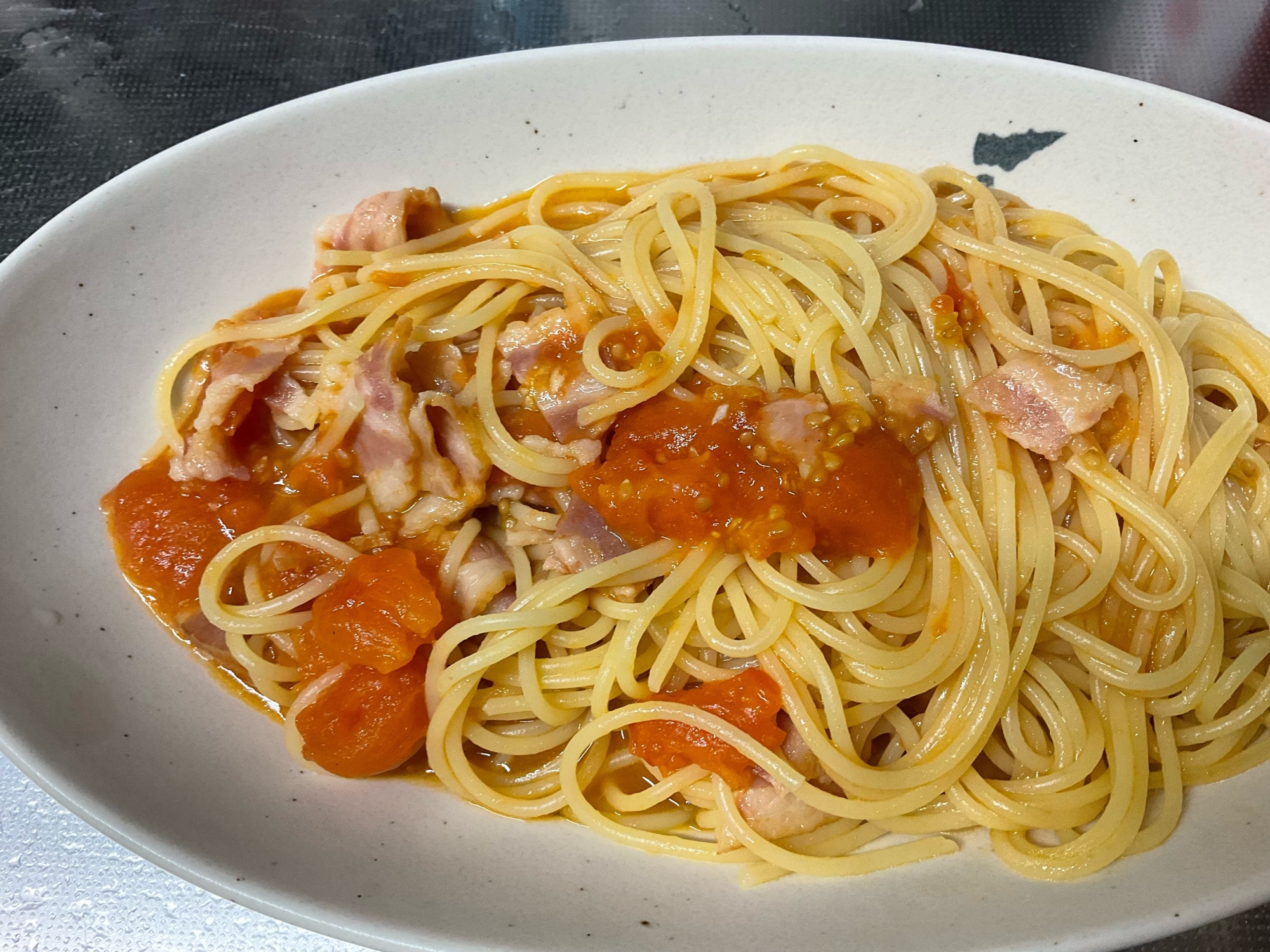 シシリアンルージュ(トマト)とベーコンのスパゲティ