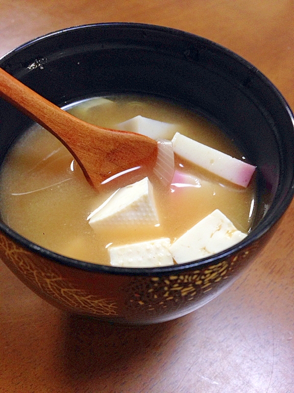 かまぼこと豆腐のお味噌汁