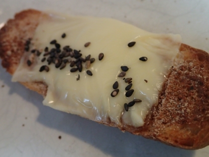とろけるチーズとはったい粉と黒糖と胡麻のトースト