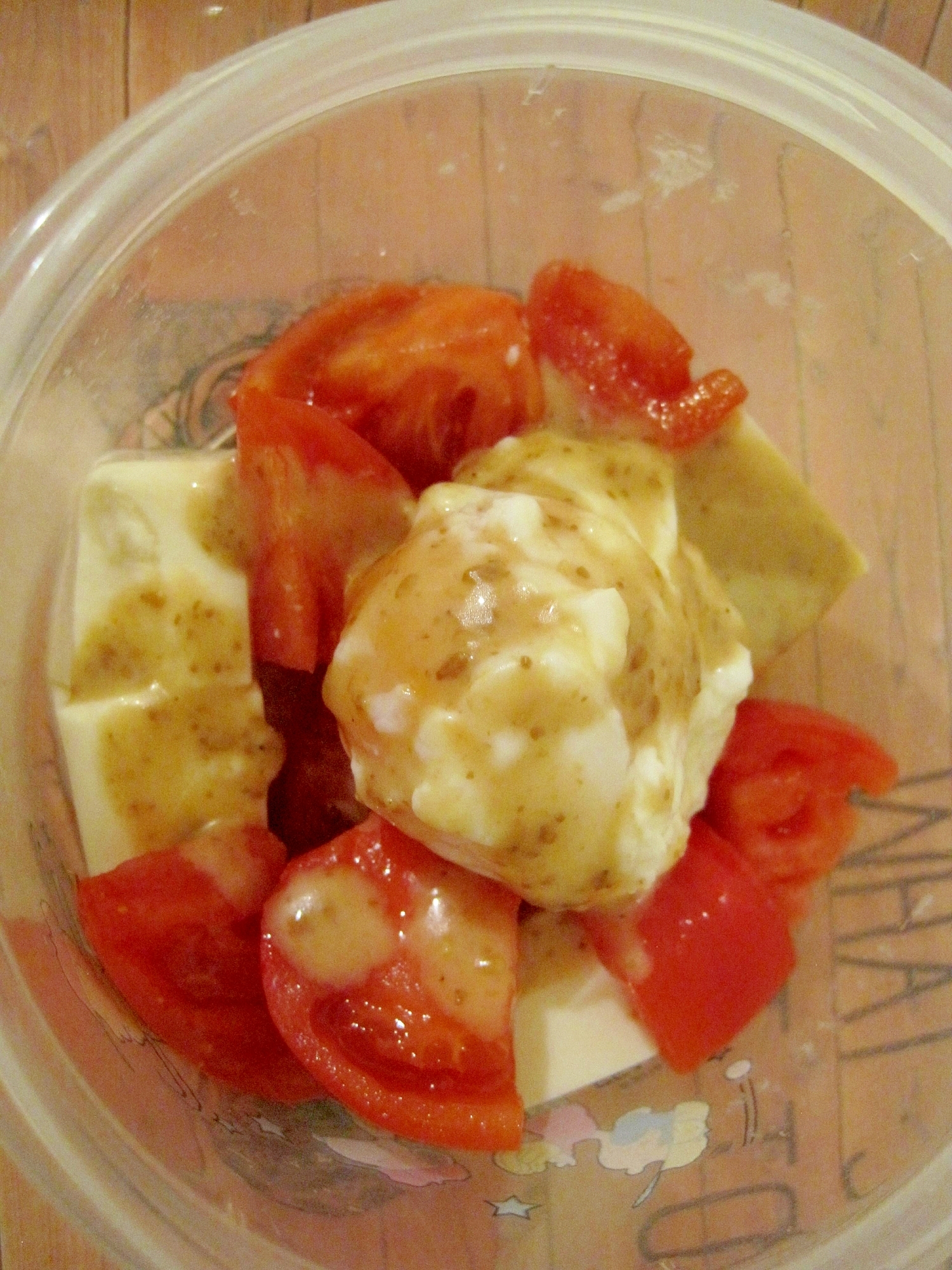 フルーツトマト豆腐の温玉ゴマダレサラダ