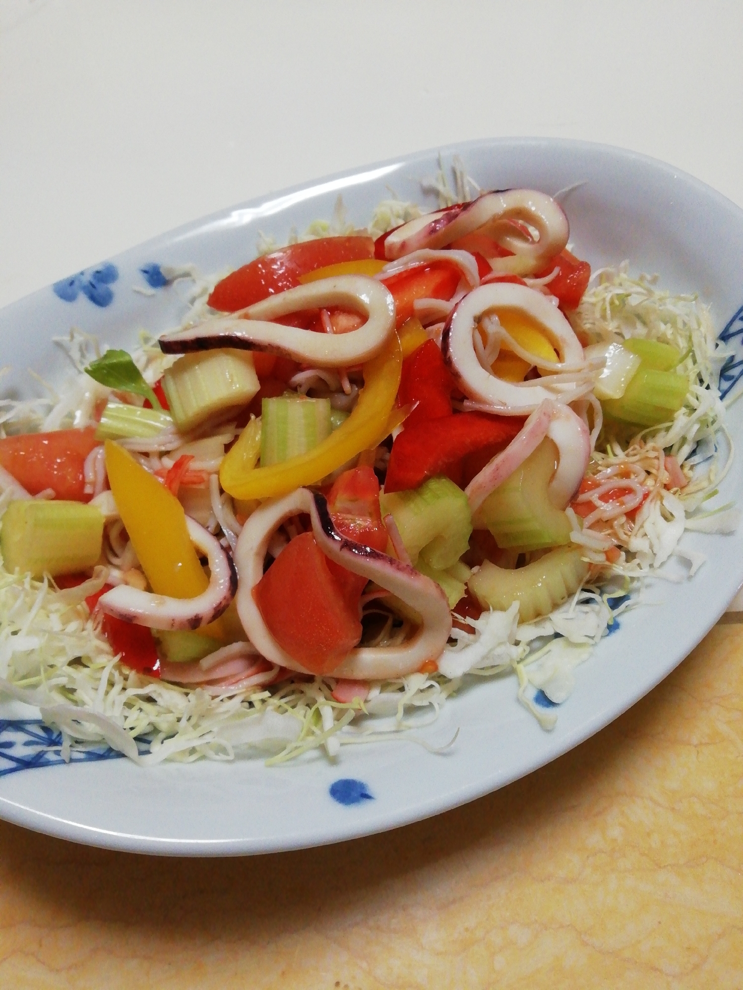 いかとカニカマとカラフル野菜のまろやか青じそサラダ