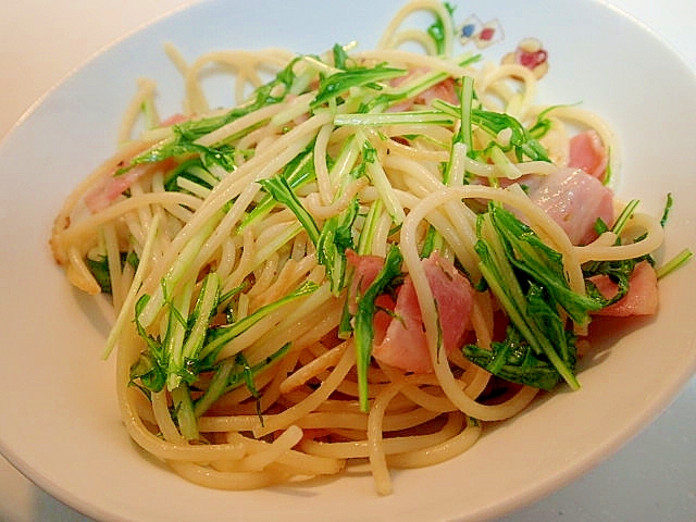 クレイジーソルトで　ベ一コンと水菜のパスタ