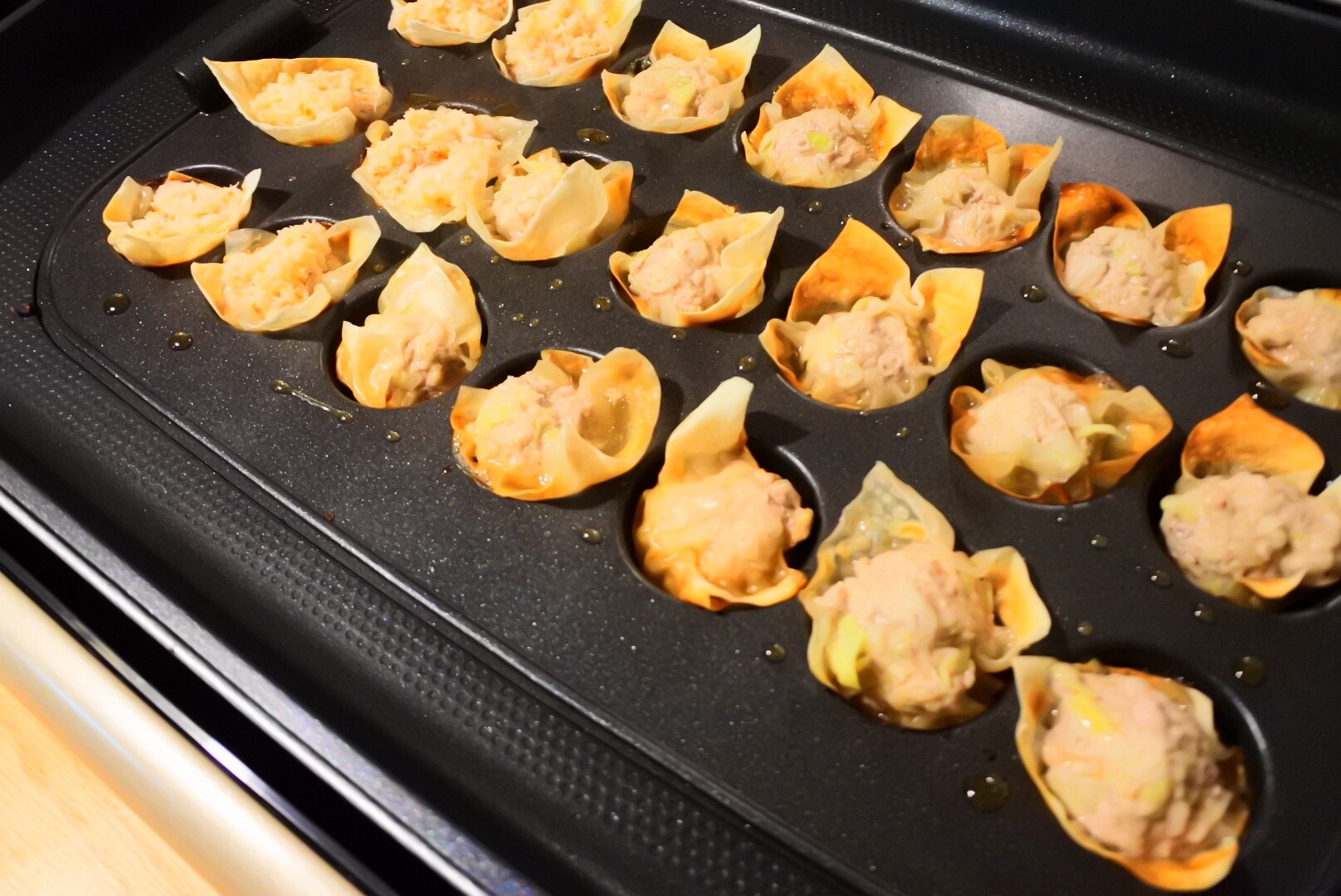 ホットプレートのたこ焼き器で簡単シュウマイ！