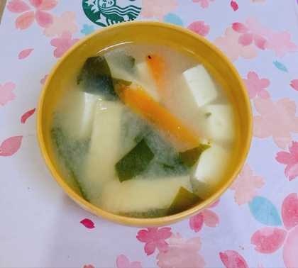 ほうれん草・にんじん・油揚げの味噌汁